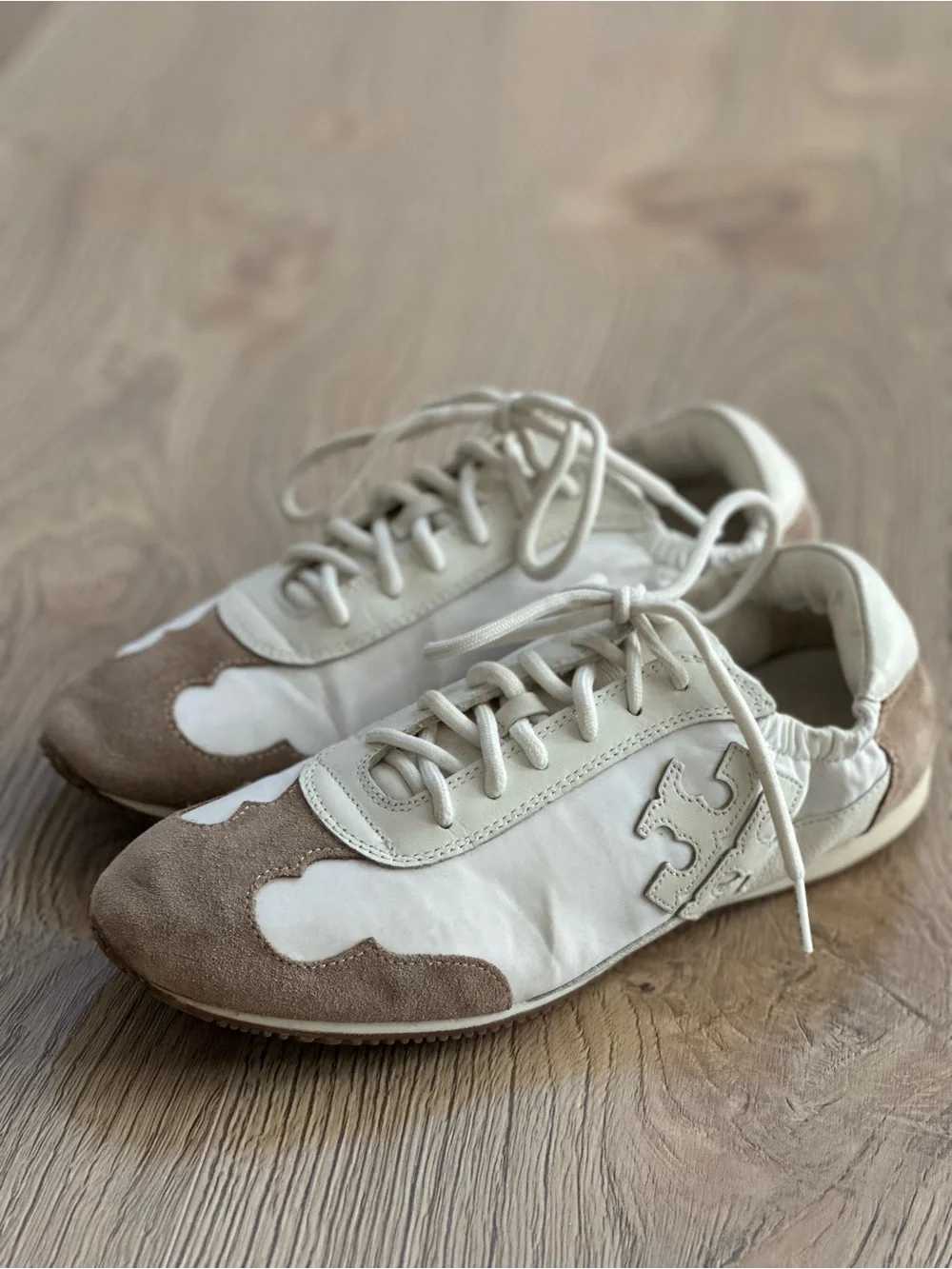 Tory Burch Women's White and Taupe Suede-Trim Fashion Sneaker Size 9